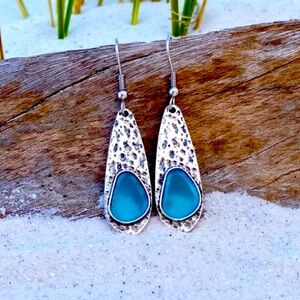 NWT! 🏝 HAMMERED ECO-FRIENDLY SILVER/BLUE SEA GLASS OCEAN DROP EARRINGS